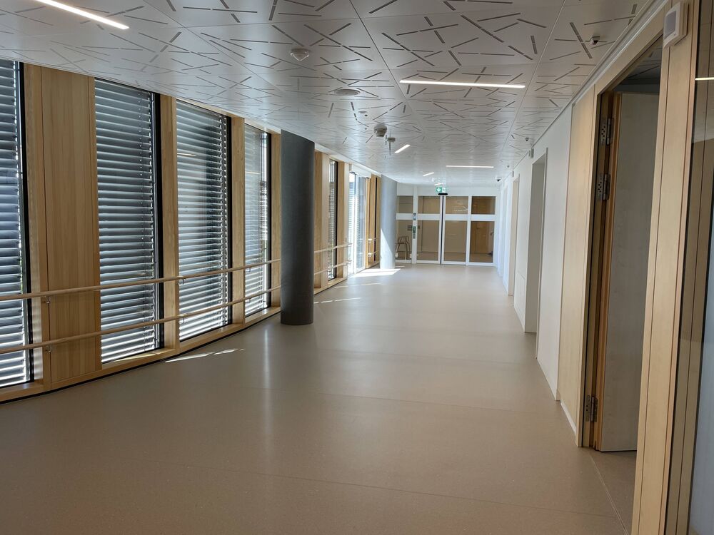 Durchgangsbereich im KSB: diverse Sensoren und Indikatoren an der Decke. (Foto: Peter Warthmann)